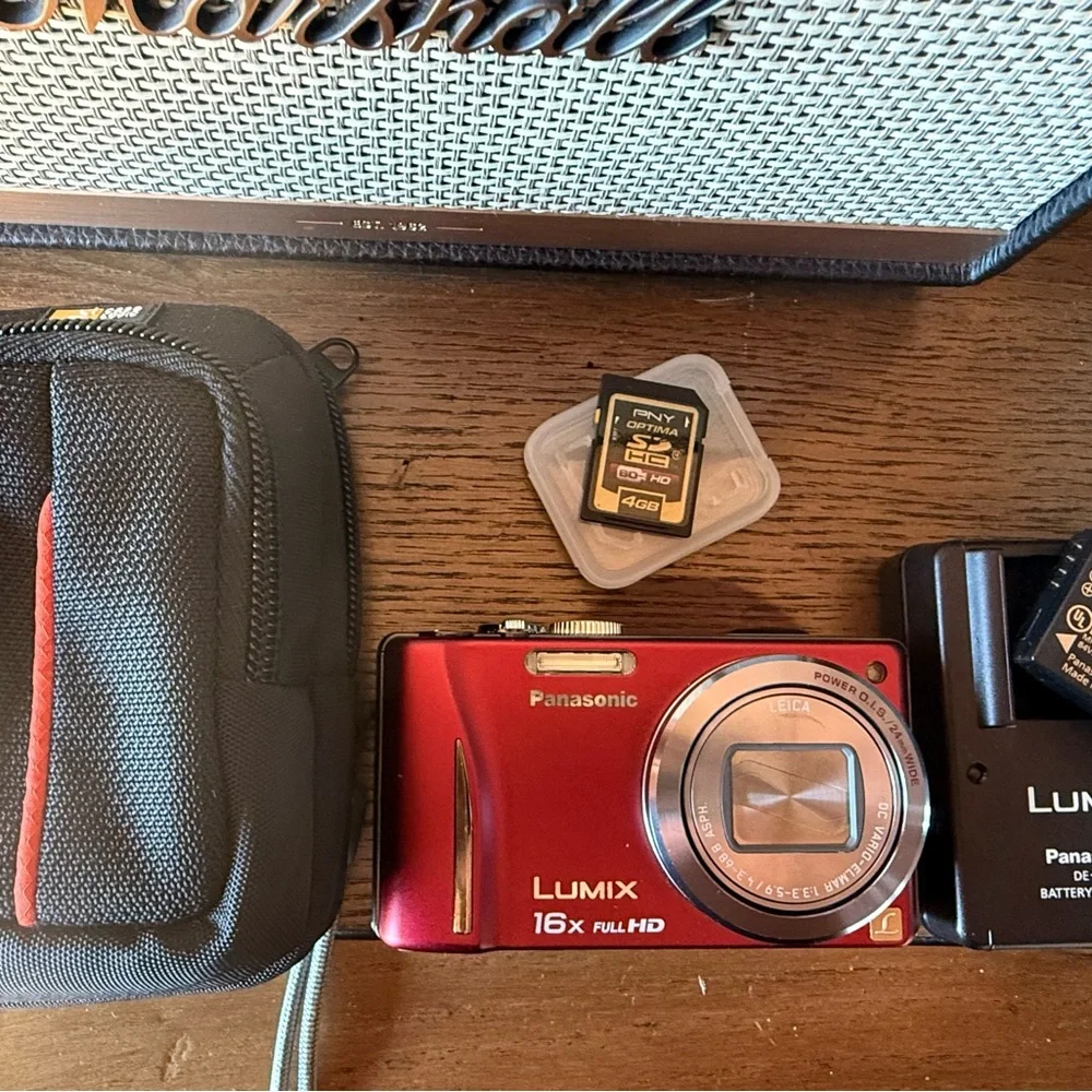 Excellent Condition: Panasonic Lumix digital camera with all accessories